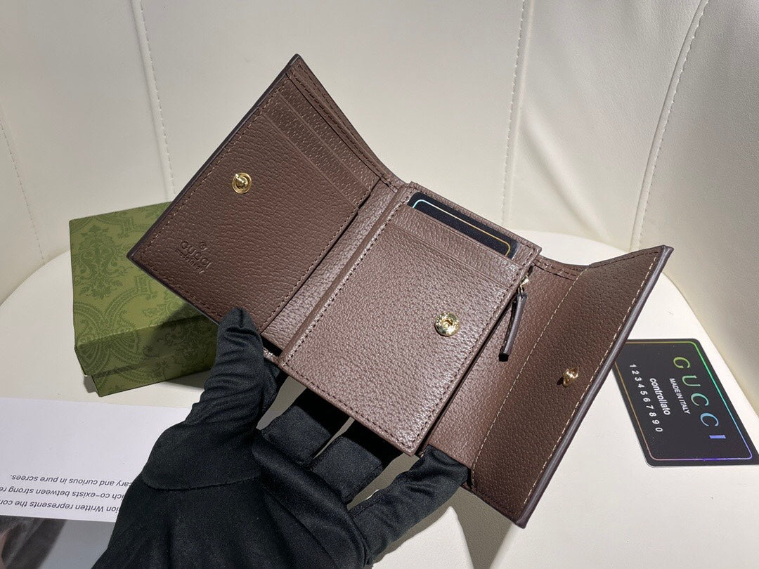 【グッチ】 個性派！超薄デザインの短財布 持ち運び便利