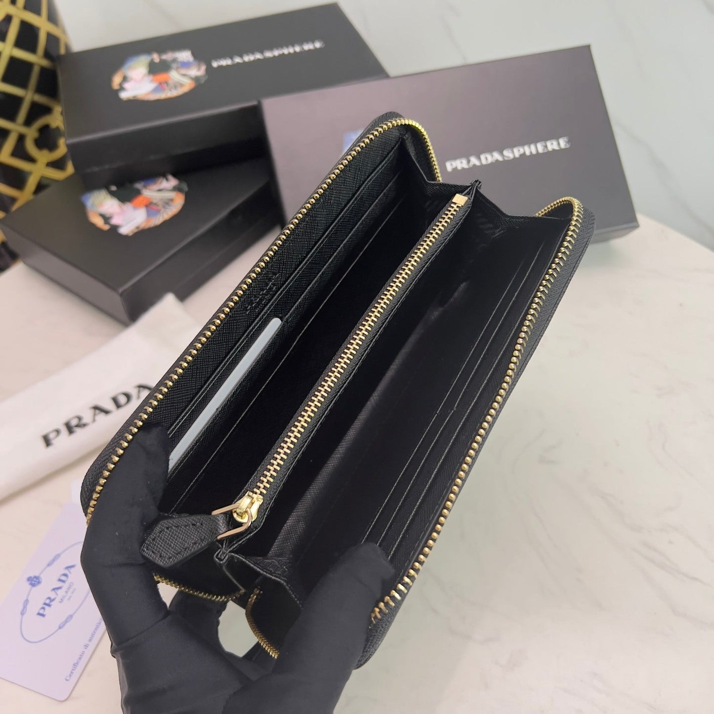 【プラダ】三角ロゴが光る 定番ジッパー長財布 上品な定番モデル